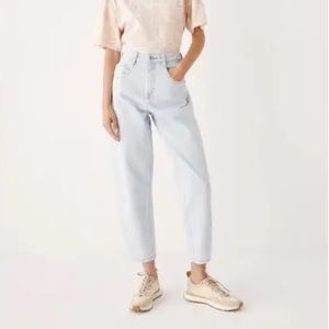 Frank And Oak Linda Balloon Fit Jeans in Bleached Blue size 28